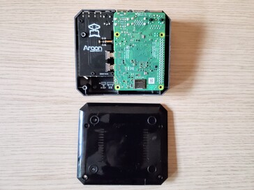 The Raspberry Pi 4 and Argon ONE daughter board final stage of assembly. (Image: Notebookcheck)