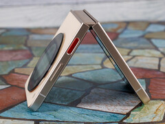 Flip 5G: Foldable smartphone now available at a discount. (Image: Notebookcheck)