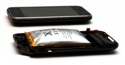 Damaged lithium-polymer iPhone battery (Bild: Wikimedia Commons)