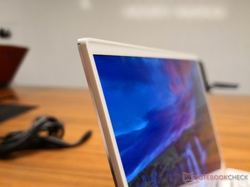Side bezels are the same thickness