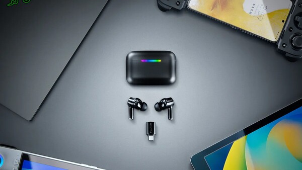 The Hammerhead V3 HyperSpeed has a removable 2.4GHz USB-C dongle.