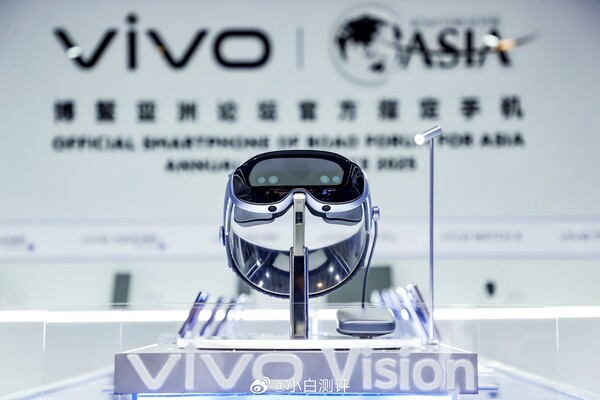 The Vivo Vision has a design similar to that of the Apple Vision Pro. (Image source: 小白测评 on Weibo)