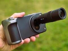The Vivo X200 Ultra with camera accessories in review. (Image source: Marcus Herbrich)