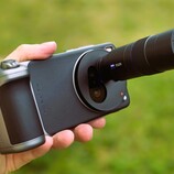 Vivo X200 Ultra z akcesoriami do aparatu w recenzji. (Źródło zdjęcia: Marcus Herbrich)