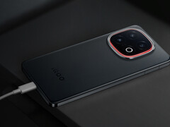 iQOO's upcoming flagship could pack a 7,000 mAh battery. Pictured: iQOO 13. (Image source: iQOO)
