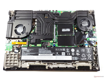 ThinkPad P17 G2: Bottom plate removed