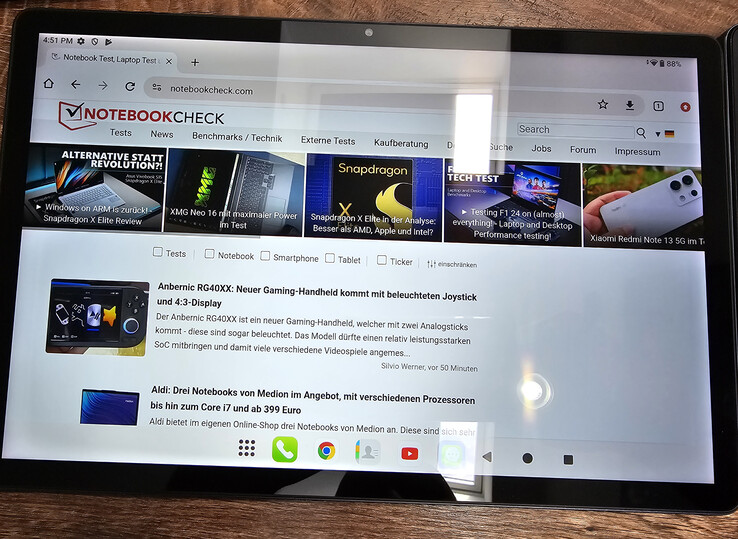 Shiny display (Teclast T65 Max) with weak light source