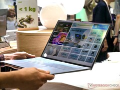 The Acer Swift Air 16 weighs 2.2 lbs and can be held with one hand (Image source: Notebookcheck)