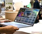 The Acer Swift Air 16 weighs 2.2 lbs and can be held with one hand (Image source: Notebookcheck)