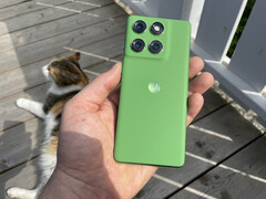 The green variant of the Edge 60 has a faux leather finish. The blue variant resembles more a of a fabric cover. (Image source: Maniel Masiero/Notebookcheck)