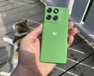 The green variant of the Edge 60 has a faux leather finish. The blue variant resembles more a of a fabric cover. (Image source: Maniel Masiero/Notebookcheck)