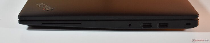 right: Smartcard reader, 3.5mm Audio, USB-A 2.0, USB A 3.2 Gen 1, Kensington Lock