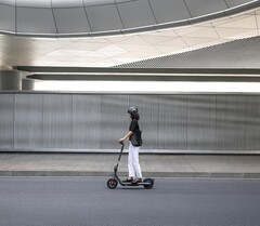 The Segway Ninebot electric kickscooter offers up to 25 miles (~40 km) range on a single charge (Image source: Segway)