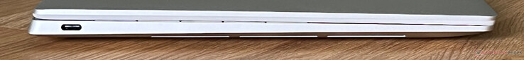 Left: USB-C 4.0 with Thunderbolt 4 (40 GBit/s, DisplayPort ALT mode 2.1, Power Delivery)