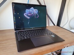 Spectre x360 2023 دارای طراحی مشابه مدل 2022 است که در تصویر نشان داده شده است.