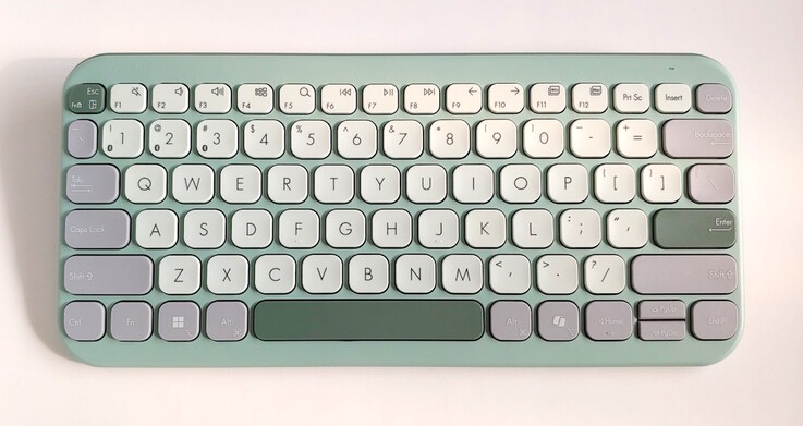 The F and J keys are perfectly centered above the spacebar to the delight of touch typists. (Image source: Notebookcheck)