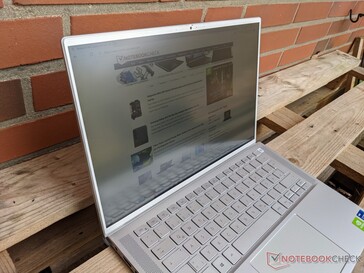 Dell Inspiron 14 7400 - Outdoor use