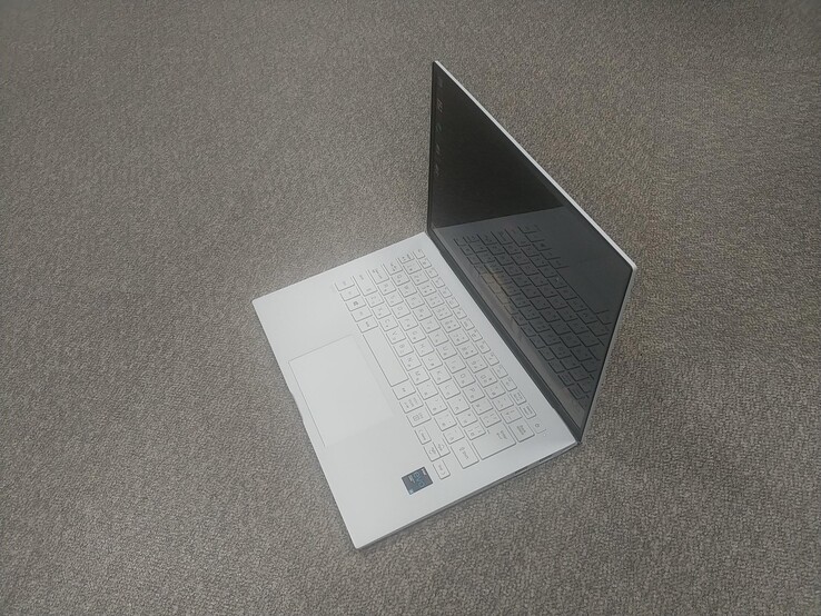The new 14-inch LG Gram 14Z90P shows bigger trackpad and new port selection on the right side (image source: cozyplanes)