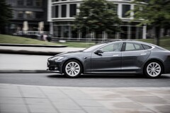 Tesla recalls cars after it found problems with the self-driving mode. (Image source: Moritz Kindler via Unsplash)