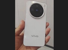 Vivo X200 Pro Mini boasts flagship hardware in a compact chassis. (Image source: Weibo)