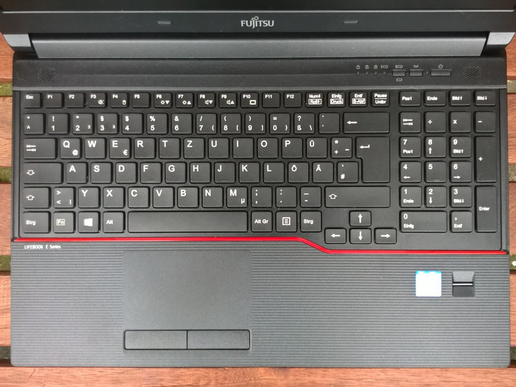 Fujitsu LifeBook E557 - input devices