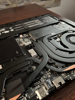 In order keep the powerful processor cool, MSI has installed a "Phase-Change Liquid Metal Pad", which remains solid up to 58 degrees Celsius and liquefies when this temperature is exceeded.