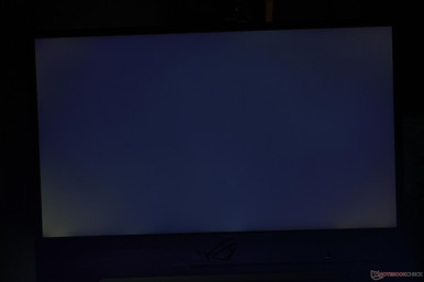 Light-moderate uneven backlight bleeding near bottom corners