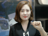 A Samsung staff member with the new 5x zoom module. (Source: ETNews)