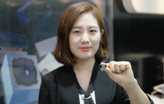 A Samsung staff member with the new 5x zoom module. (Source: ETNews)