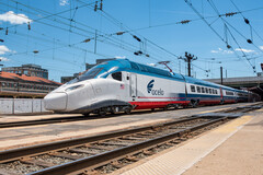 The NextGen Acela with a power car and a fourth bogie in the Jacobs variant. (Image source: Amtrak)
