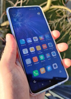 Using the Redmi K30 5G outdoors