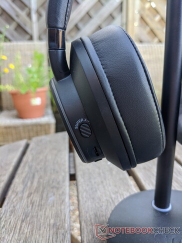 A look at the SUPER X-Fi button on the back of the SXFI AIR. (Image source: Notebookcheck)