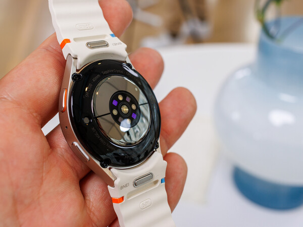 The Galaxy Watch 7 has sensors for measuring BIA, skin temperature, blood oxygen, and heart rate. (Image source: Notebookcheck)