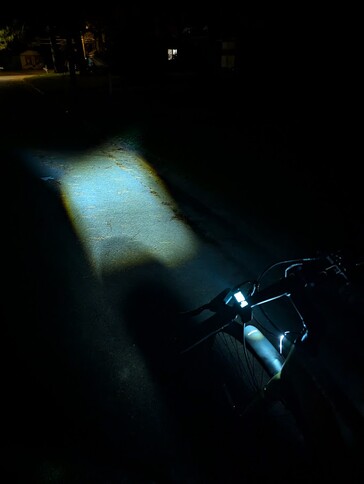 The headlight is pretty bright (Image Source: Stephen Pereyra / Notebookcheck)