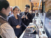 AMD's Lisa Su using the MINISFORUM V3 at AMD's recent AI ​​PC Innovation Summit. (Image source: MINISFORUM)