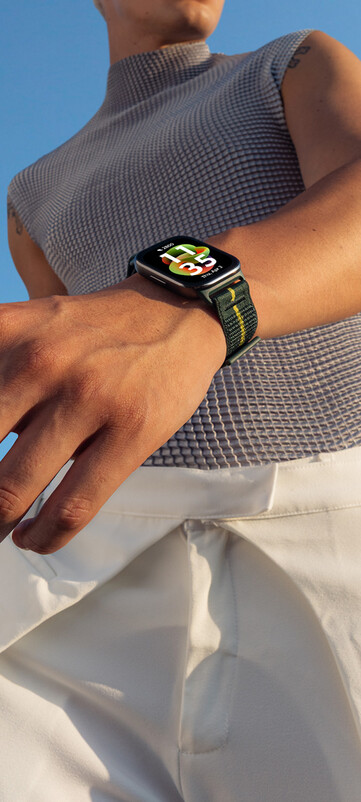 The upcoming Motorola smartwatch will be able to track heart rate, calories, and steps. (Image source: Evan Blass)