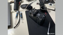 A Canon EOS R5 with thermal paste. (Source: Baidu)