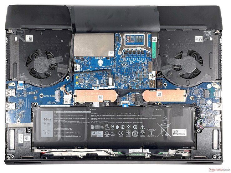 Alienware m17 R4 - Interior: The WLAN module and RAM are soldered