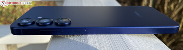 Right: volume rocker, function button (image source: Manuel Masiero)