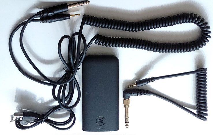 Transmitter and cables. (Image source: Notebookcheck)