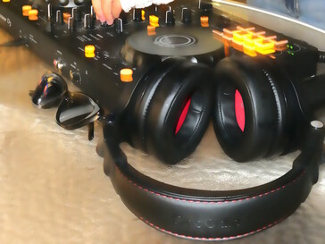 Well-cushioned earpads and headband. (Image source: Notebookcheck)