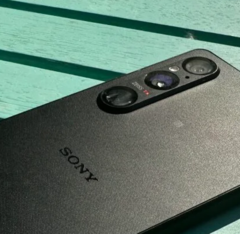 The Sony Xperia 1 V is now receiving Android 15. (Image Source: Trusted Reviews)