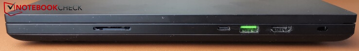 Right: SD card reader, USB-C Thunderbolt 4, HDMI 2.1, Kensington
