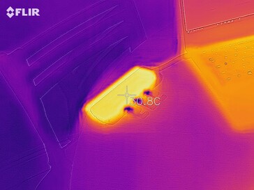 The hub became fairly warm by the end of this USB drive test. (Source: Notebookcheck)