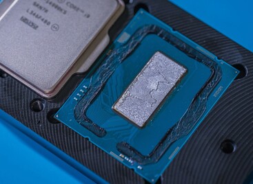 The Intel i9-14900KS with the IHS removed. (Source: Pakhtunov via Overclock.net)