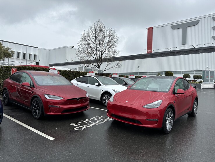 Ultra Red Model X (left) vs Multi-coat (image: Kilowatts/Twitter)