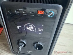 The display shows the battery level, power and remaining runtime.