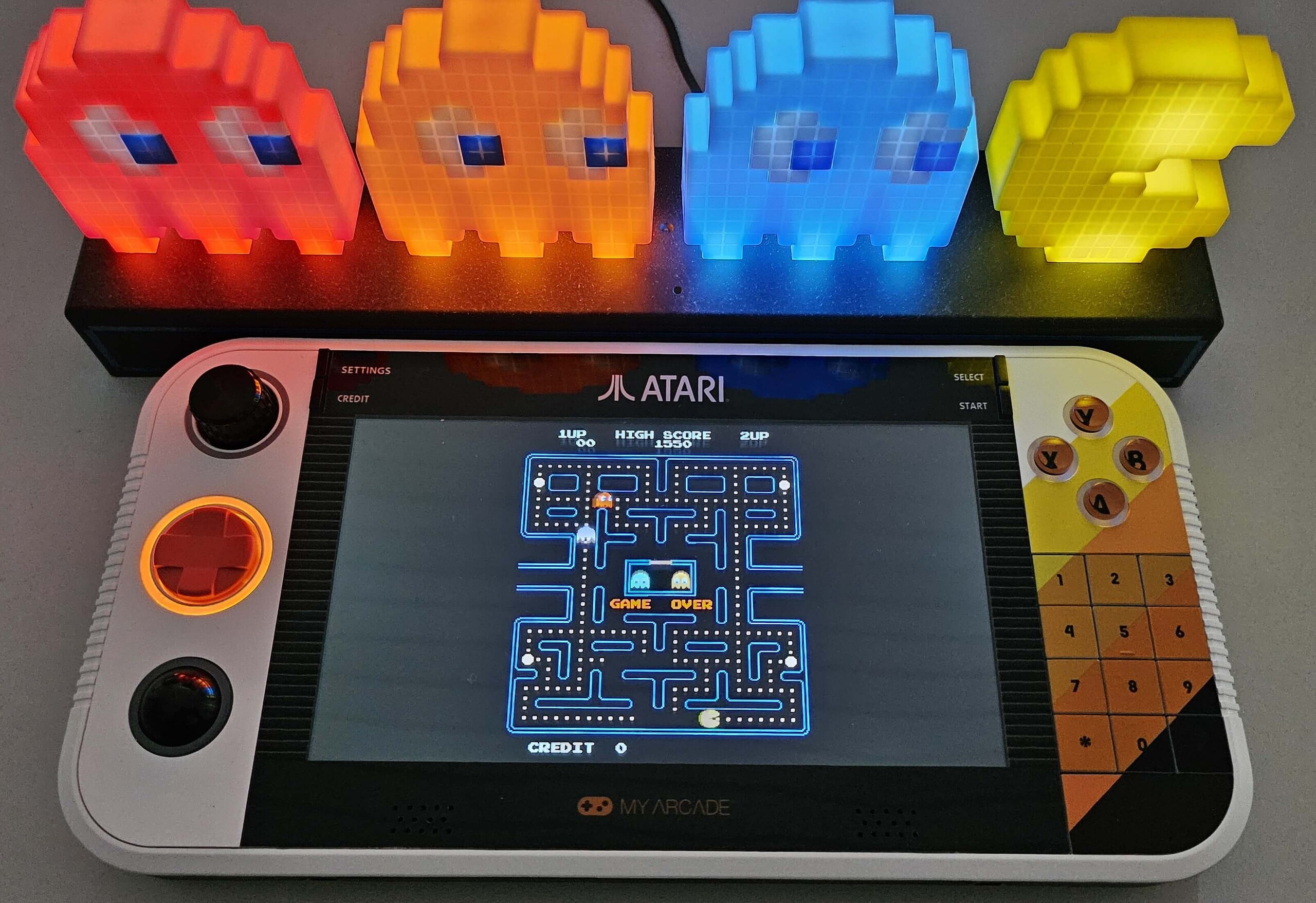 The Atari Gamestation Go delivers compact retro gaming with full official support. (Image source: Marc Zander, Notebookcheck)