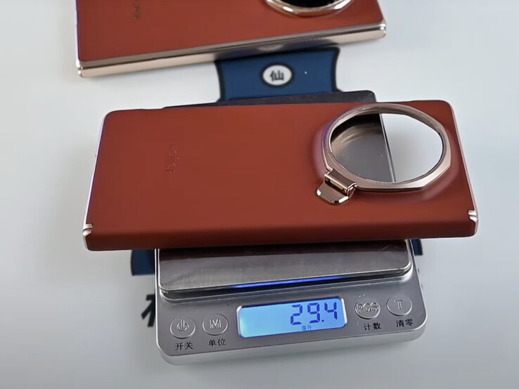 The Honor Magic V5's official case weighs nearly 30 g. (Image source: Techtacle)