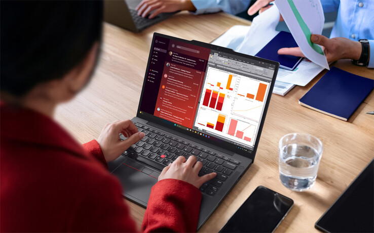 The ThinkPad X13 Gen 7 AMD rises to 987 g with its 54.7 Wh battery.